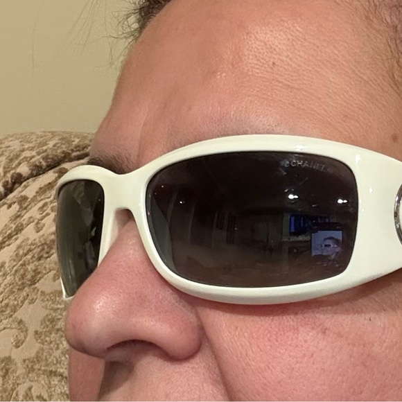Vintage Chanel sunglasses in good condition- white - Picture 8 of 11